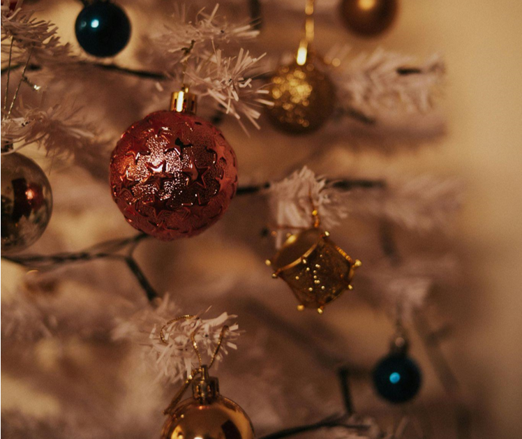 Full vs. Slim Artificial Christmas Trees: Which One is for You?