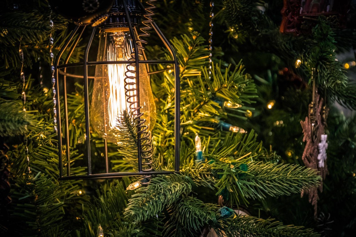 Celebrate the Holidays with Meaningful Christmas Ornaments